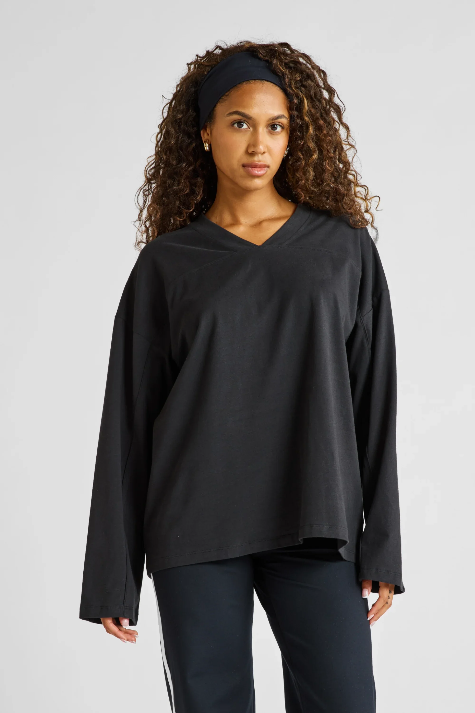 Oversized V-Neck Long Sleeve - Black - Image 3